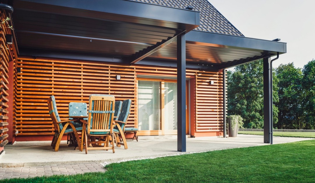 5 Ways to Protect Outdoor Wood Furniture