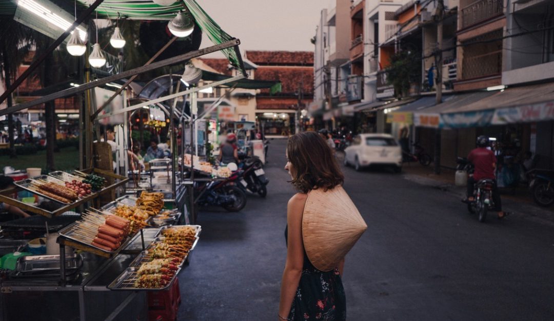 Simple Tips for Saving Money on Food While Traveling
