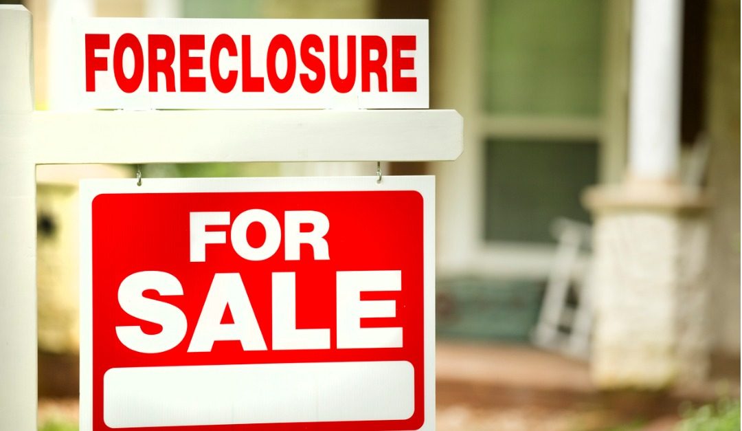 Who Pays Closing Costs When a House in Foreclosure Is Purchased?