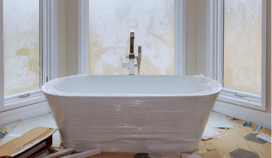 Should You Reglaze or Replace Your Bathtub?