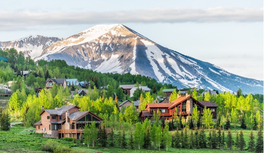 4 Benefits of Living in a Mountain Town