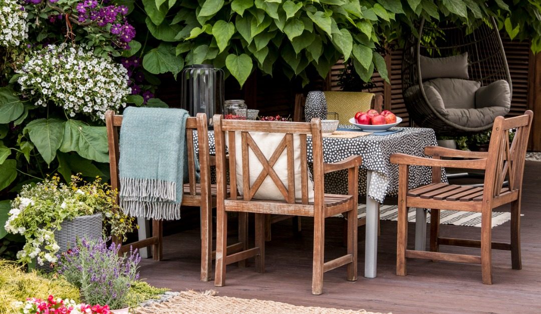 4 Ways to Give Your Backyard a Farmhouse Look