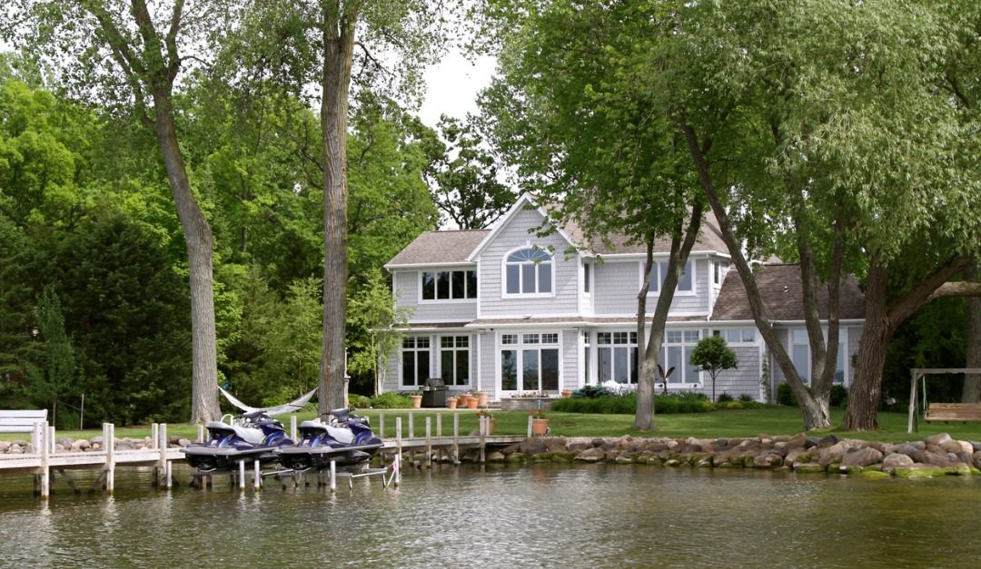 4 Must-Have Features for the Perfect Lake Home